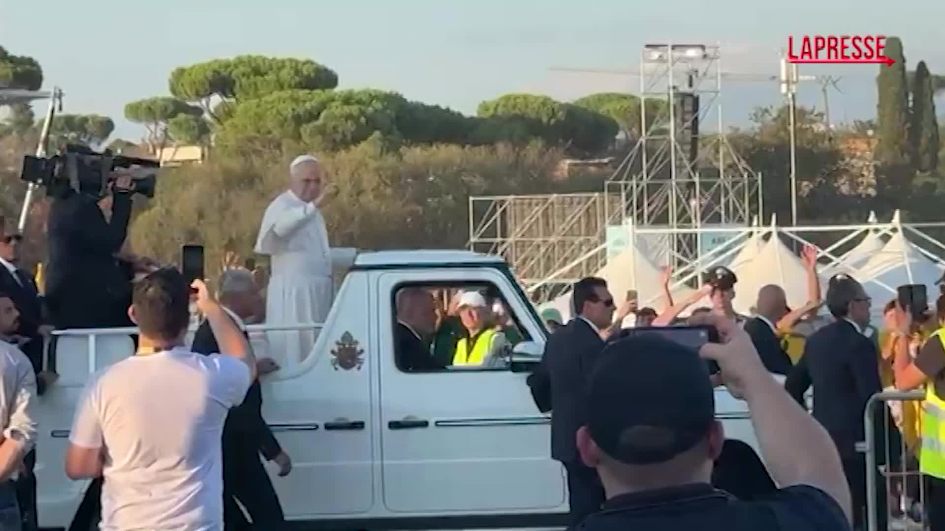 Giubileo dei Giovani, l’arrivo di Papa Leone XIV: pellegrini gli lanciano la maglia della Roma Giubileo dei Giovani, l’arrivo di Papa Leone XIV: pellegrini gli lanciano la maglia della Roma