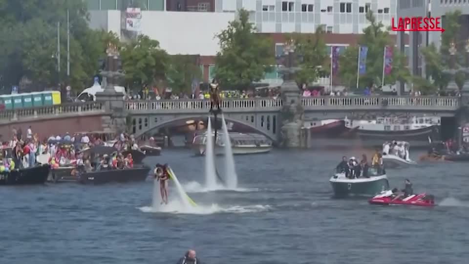 amsterdam sui canali impazza la coloratissima canal parade