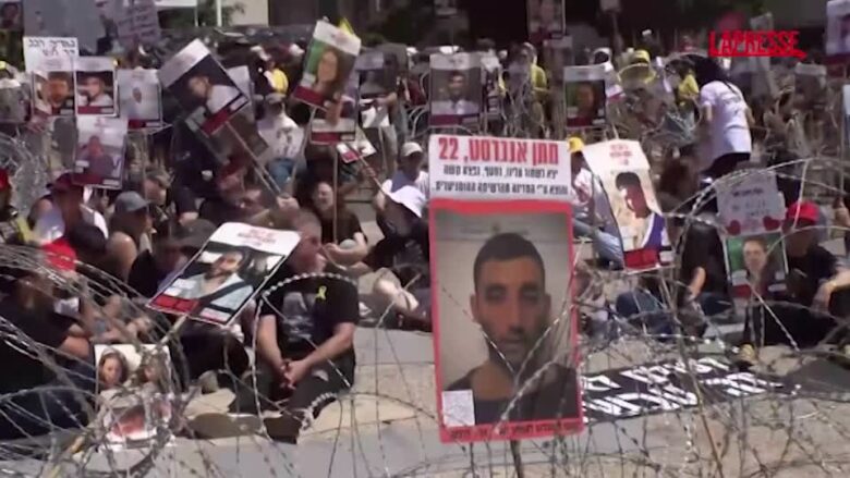 Israele, nuovamente in piazza i familiari degli ostaggi: la protesta simbolica dietro un filo spinato
