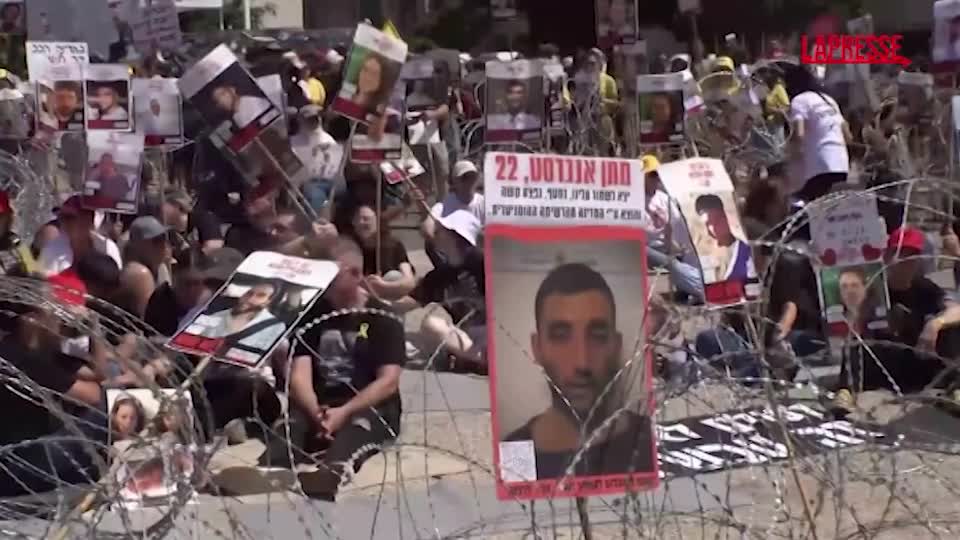 israele nuovamente in piazza i familiari degli ostaggi la protesta simbolica dietro un filo spinato