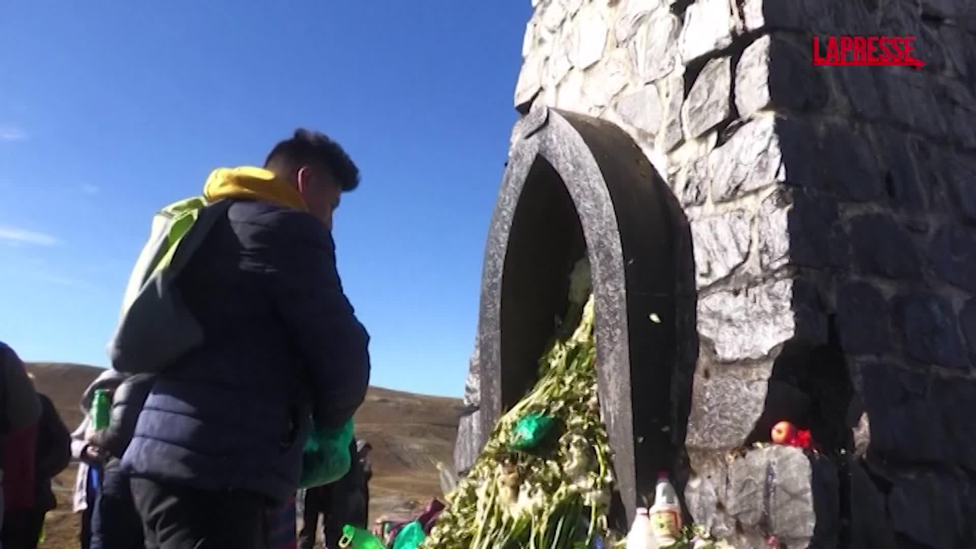 bolivia decine di fedeli offrono doni alla dea pachamama