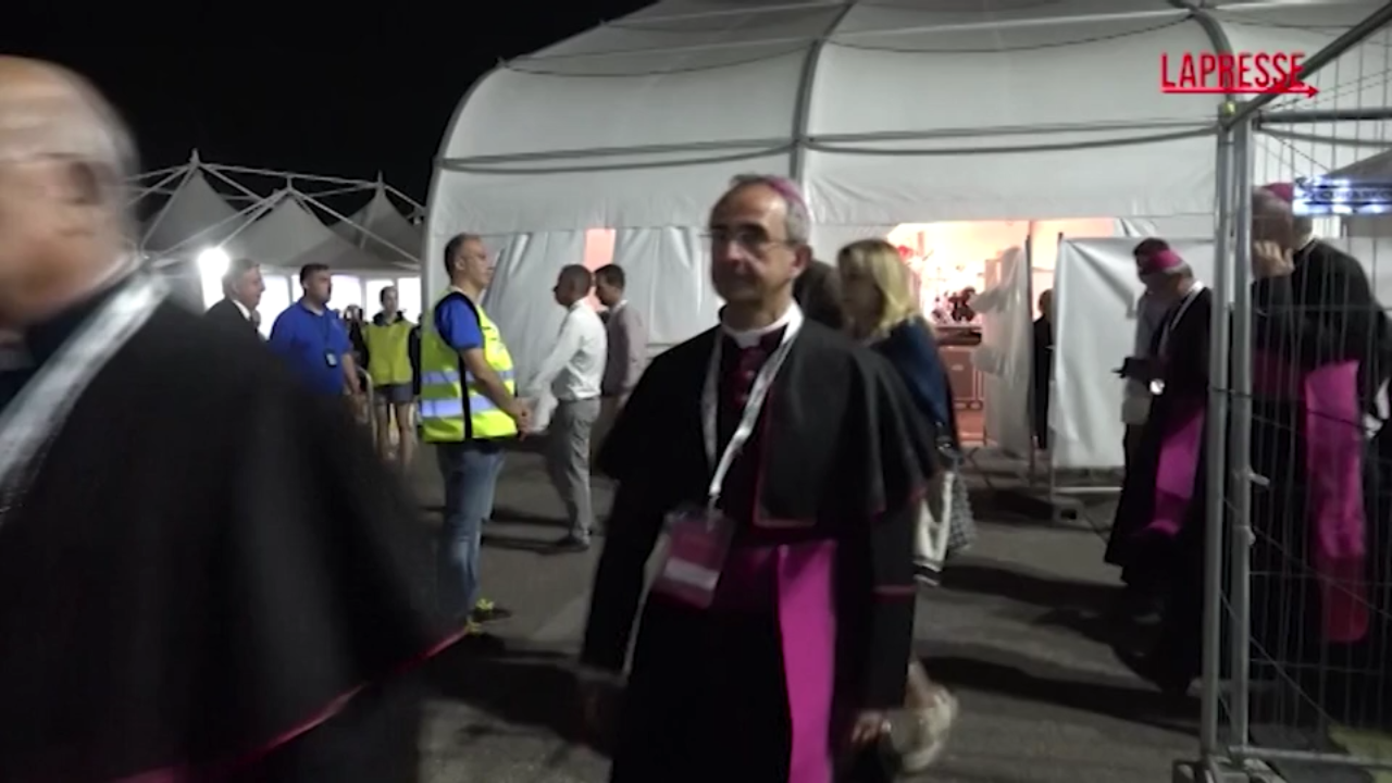 giubileo dei giovani fedeli accampati in attesa del gran finale