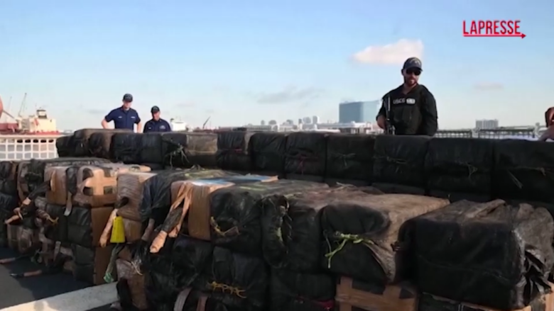 Florida, la Guardia costiera scarica a terra 4,5 tonnellate di cocaina sequestrata