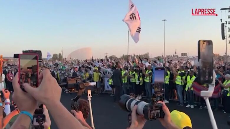 Giubileo dei Giovani, Papa Leone sostiene la croce accompagnato da centinaia di fedeli