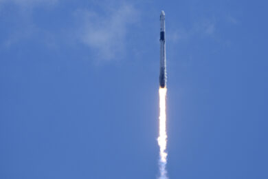 SpaceX, capsula Crew Dragon agganciata alla Stazione Spaziale internazionale: sbarca l’equipaggio