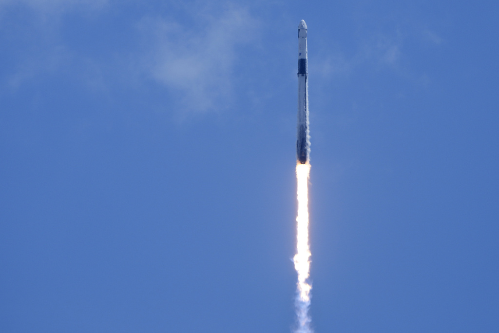 spacex capsula crew dragon agganciata alla stazione spaziale internazionale sbarca l8217equipaggio