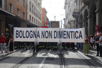 Strage di Bologna, 45 anni dall’attentato in stazione. Mattarella: “Disumana eversione neofascista”