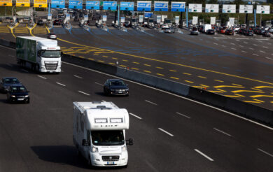 Traffico, esodo estivo: bollino nero sulle strade italiane, 13 milioni di auto in viaggio. Ecco le tratte interessate