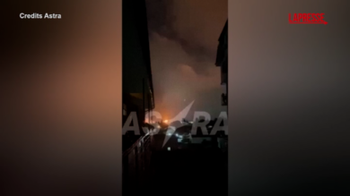 Russia, attacco di droni ucraini su Sochi: le immagini del deposito petrolifero colpito