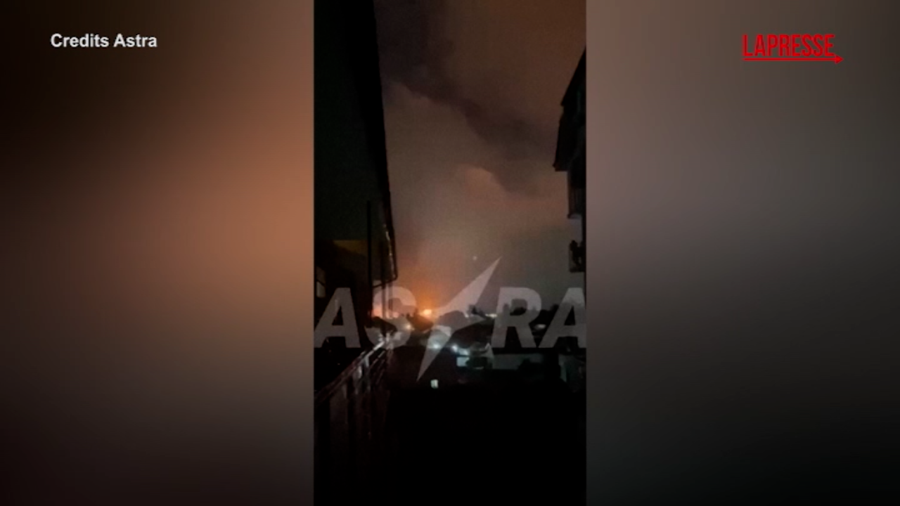 russia attacco di droni ucraini su sochi le immagini del deposito petrolifero colpito