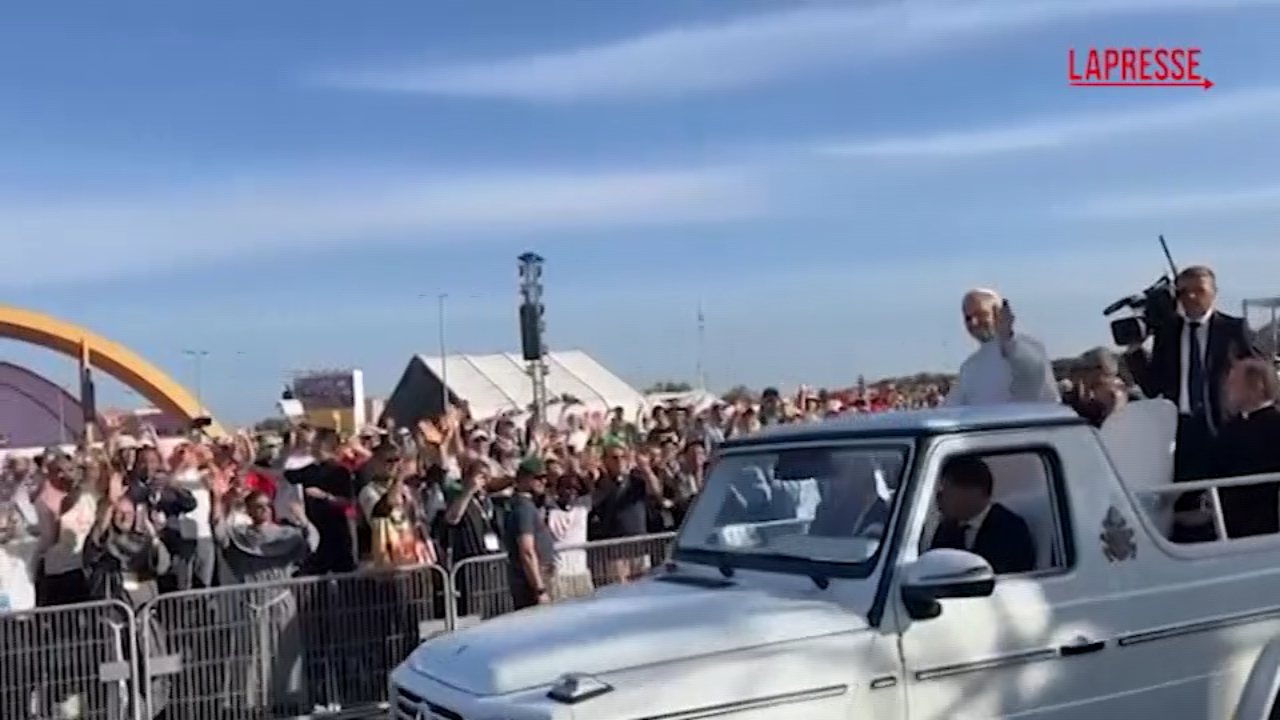 giubileo dei giovani il giro di papa leone tra i fedeli in papamobile