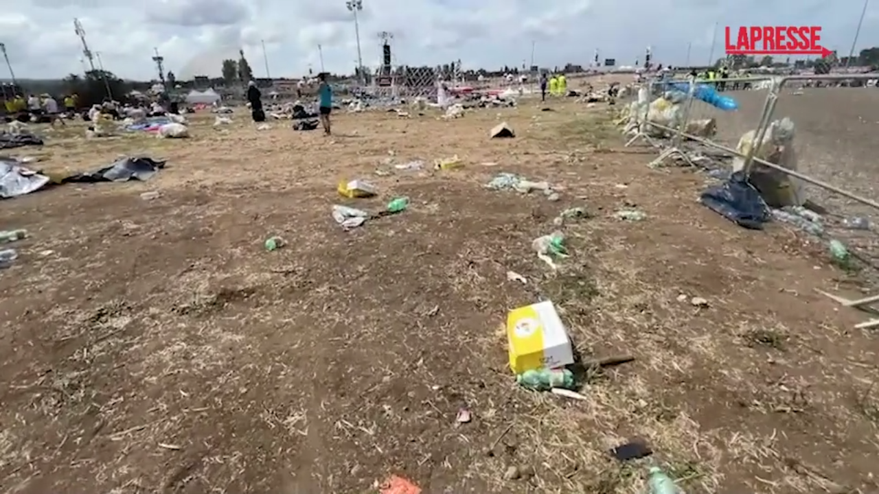 Giubileo dei giovani, ecco cosa rimane sul prato di Tor Vergata a fine evento Giubileo dei giovani, ecco cosa rimane sul prato di Tor Vergata a fine evento