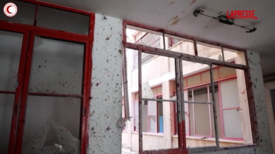 Gaza, bombe di Israele sulla sede della Mezzaluna Rossa: le immagini dentro l'edificio distrutto
