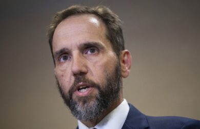 Ex procuratore che incriminò su Trump finito sotto indagine