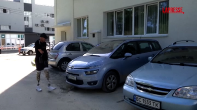 Ucraina, veterano di guerra torna a guidare dopo aver perso tutti e quattro gli arti
