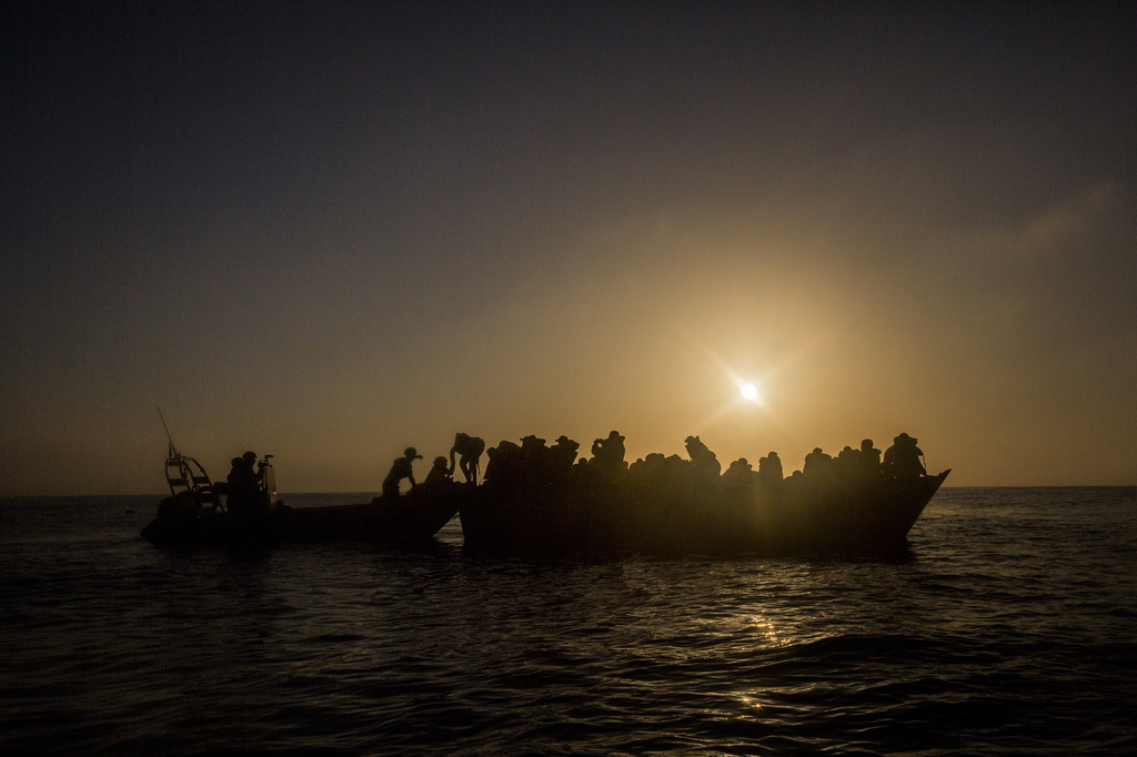 barca di migranti si capovolge al largo dello yemen 68 morti