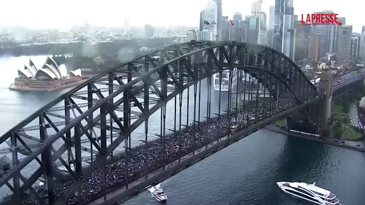 sidney migliaia di manifestanti per la popolazione di gaza le immagini dal drone