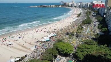 Brasile, i sostenitori dell'ex presidente Bolsonaro protestano sulla spiaggia di Copacabana