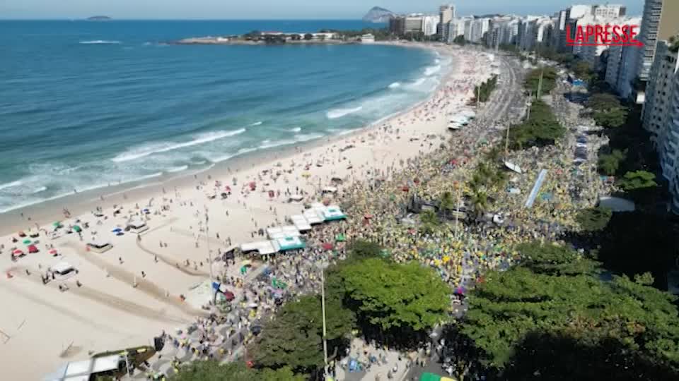 brasile i sostenitori dell ex presidente bolsonaro protestano sulla spiaggia di copacabana