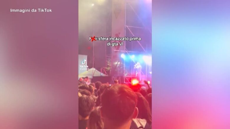 Rissa al concerto di Sfera Ebbasta che sospende il live, si infuria e se ne va: "Avete rovinato l'ultimo pezzo"