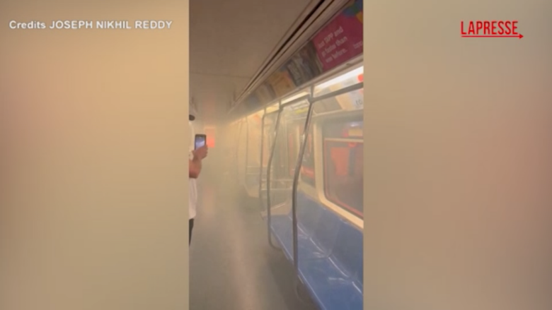 New York, fiamme e fumo su un treno carico di pendolari: il video di un passeggero