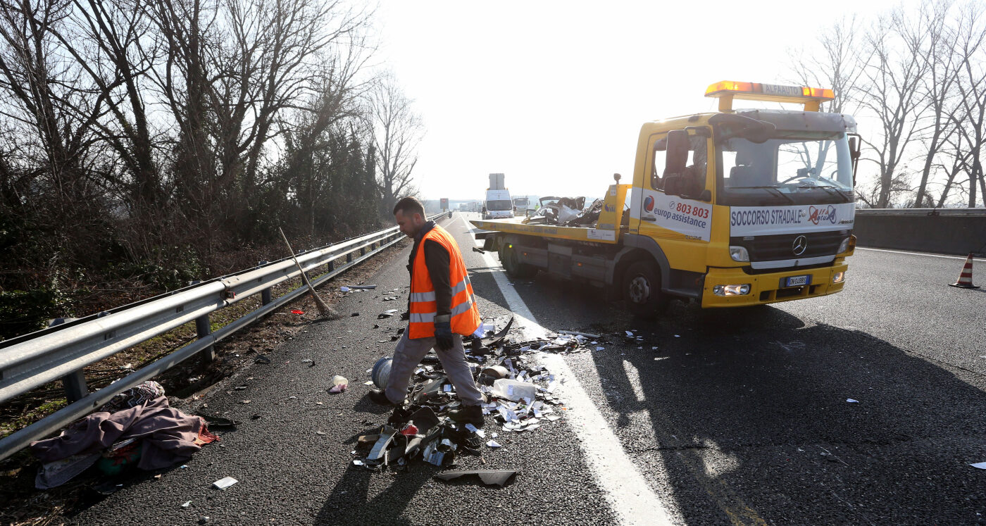 incidente sull8217a1 tir salta la carreggiata tre morti e 18 feriti ad arezzo