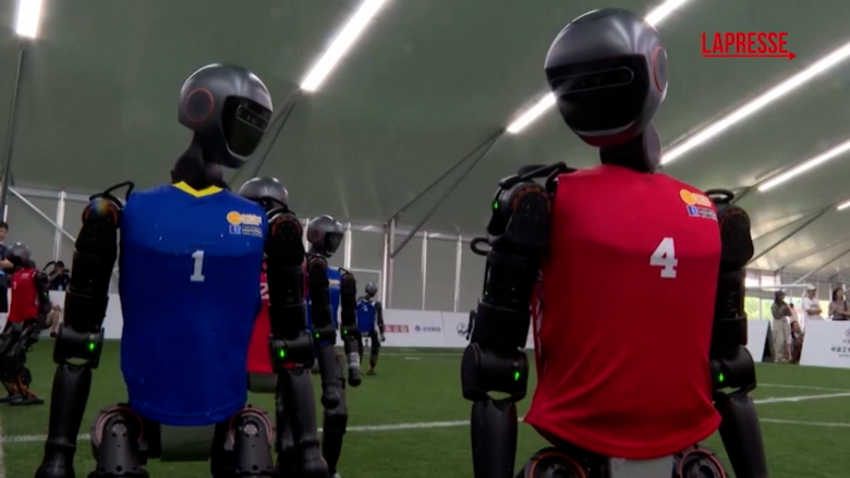 World Humanoid Robot Games, gli allenamenti delle squadre di calcio a Pechino