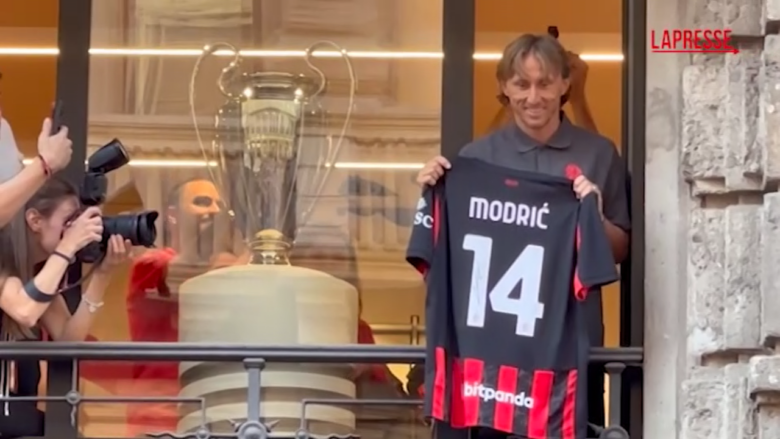 Milan, Modric saluta e lancia magliette dallo store ufficiale: le immagini dei tifosi in delirio