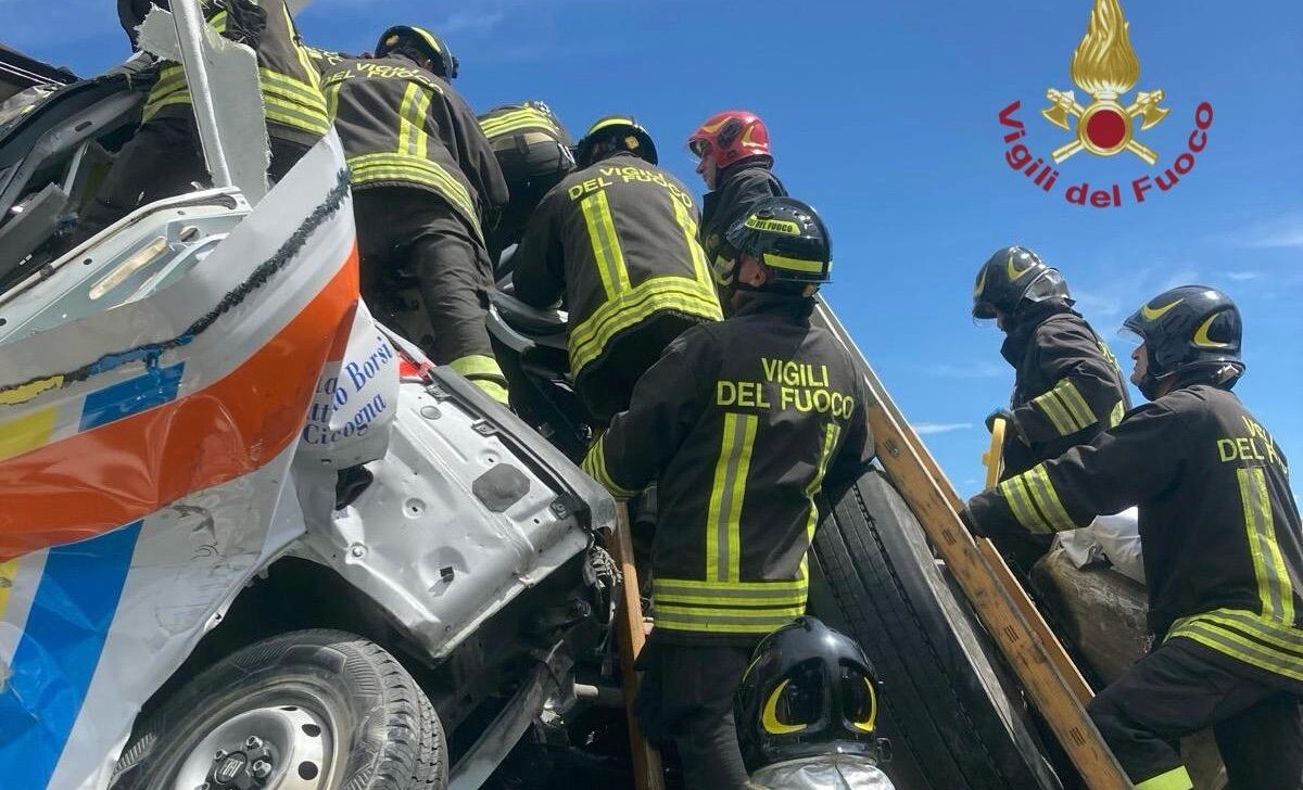 A1, tir travolge veicoli ad Arezzo: tre morti su ambulanza