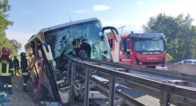 Incidente sull’A1, tir travolge ambulanza: tre morti e 18 feriti ad Arezzo