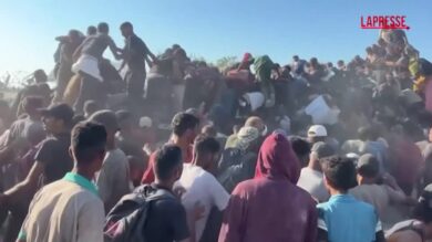 Gaza, folla si accalca sui camion che distribuiscono gli aiuti