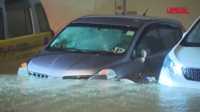 Violenta tempesta e strade allagate a Hong Kong: l'acqua arriva alle ginocchia
