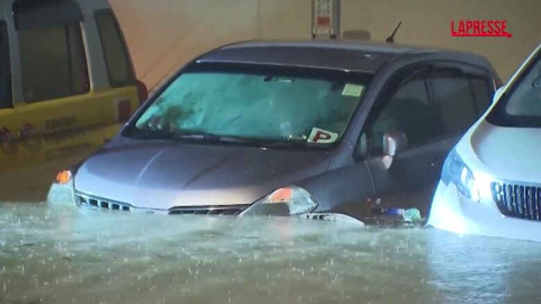 Violenta tempesta e strade allagate a Hong Kong: l'acqua arriva alle ginocchia