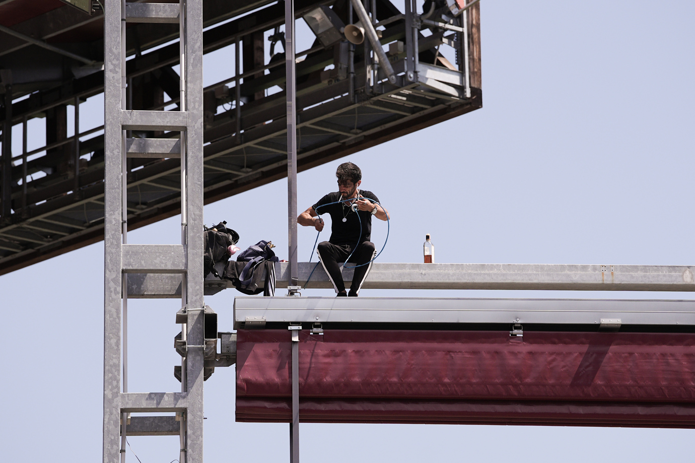 torino si arrampica sulle vele del filadelfia e minaccia il suicidio