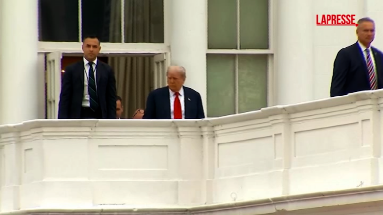 Trump versione 'umarell', il presidente Usa ispeziona i lavori della Casa Bianca