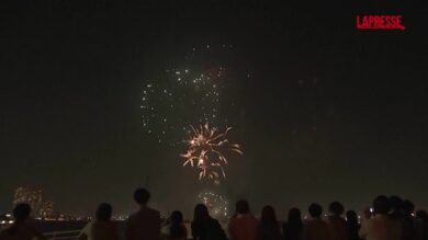 Giappone, fallisce lancio fuochi d'artificio: chiatte in fiamme