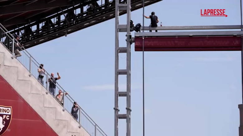 Torino, si arrampica su Stadio Filadelfia e minaccia il suicidio