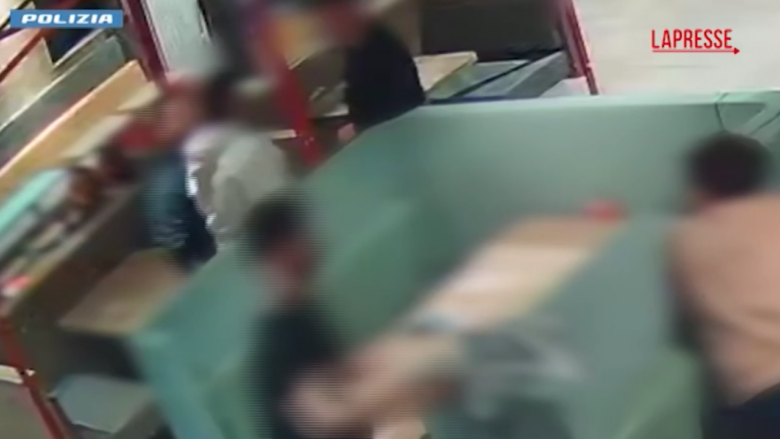Catania, aggressione omofoba in fast food: arrestati due giovani
