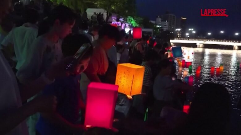Hiroshima, 80° anniversario del bombardamento atomico: le lanterne illuminano il fiume Motoyasu