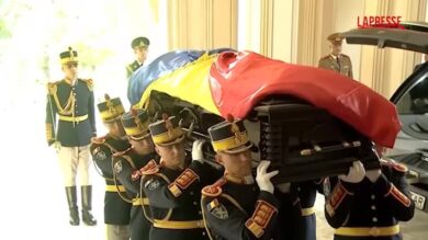 Romania, è morto l'ex presidente Iliescu: le immagini dalla camera ardente