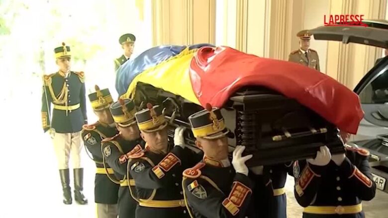 Romania, è morto l'ex presidente Iliescu: le immagini dalla camera ardente