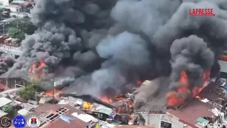 Filippine, enorme incendio in zona residenziale di Manila
