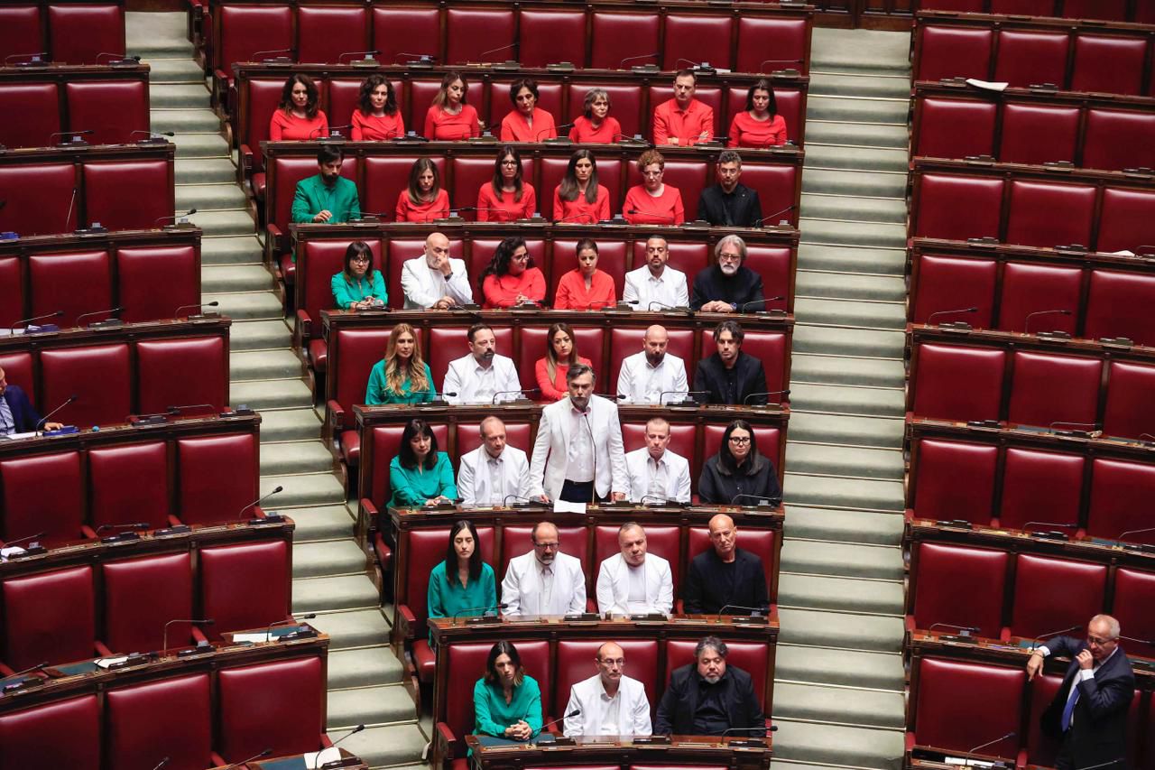 Gaza, M5S ‘indossa’ colori Palestina in Aula alla Camera
