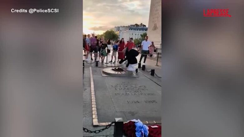 Francia, si accende una sigaretta con la fiamma del monumento al Milite Ignoto: il video della polizia