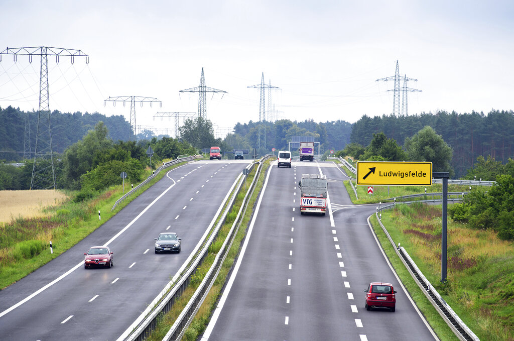 Germania, guida a 320 km/h in autostrada: multa da 900 euro