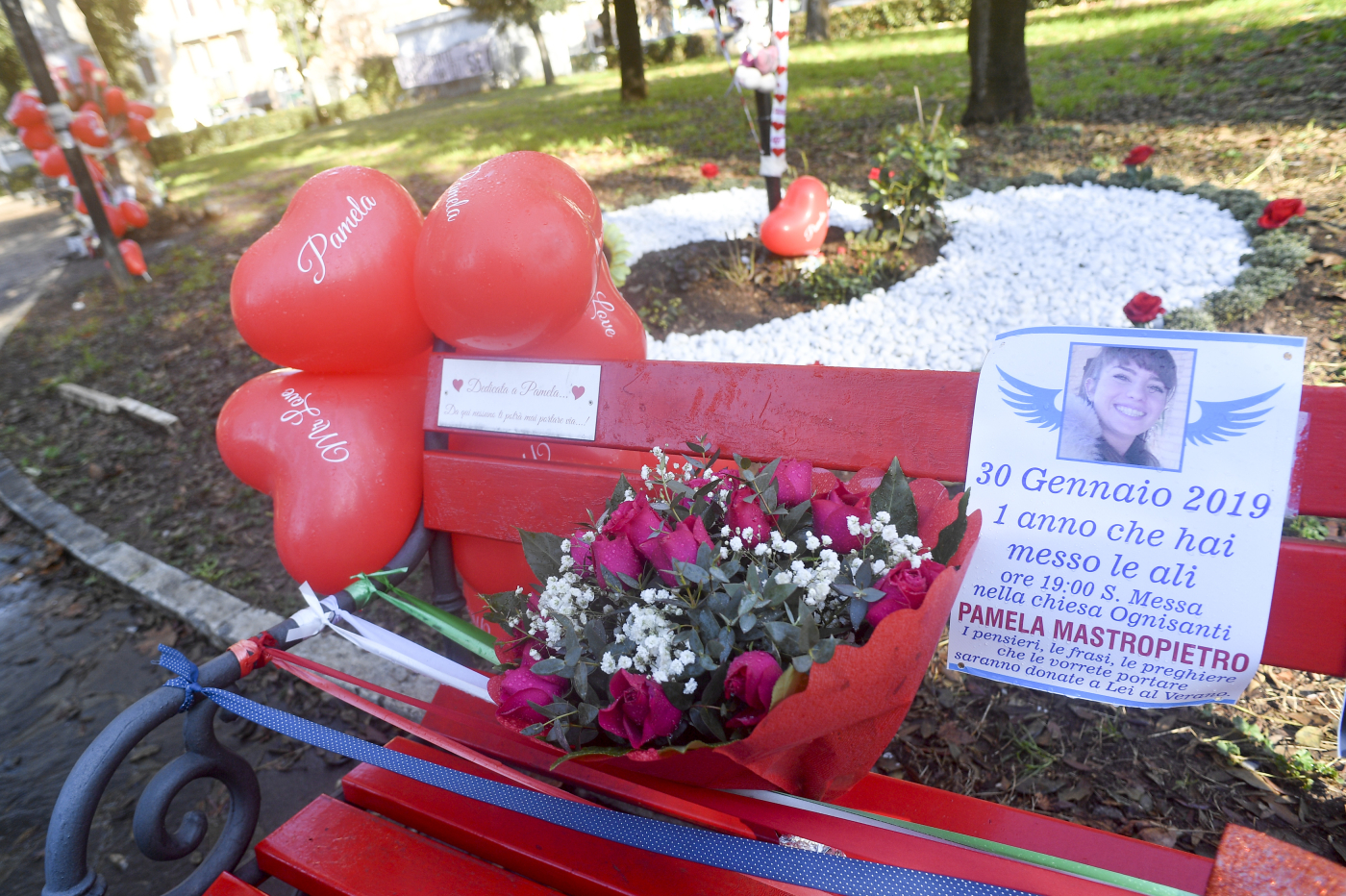 Pamela Mastropietro, vandalizzata a Roma panchina in memoria della 18enne vittima di femminicidio Pamela Mastropietro, vandalizzata a Roma panchina in memoria della 18enne vittima di femminicidio