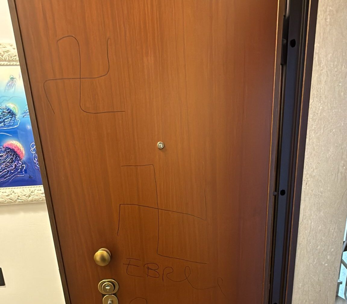 Milano, svastiche e scritte antisemite su portone famiglia ebrea: indaga la Digos Milano, svastiche e scritte antisemite su portone famiglia ebrea: indaga la Digos
