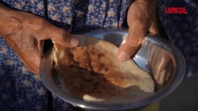 Gaza, pezzi di pane e legumi crudi: ecco cosa si mangia nella Striscia, una volta al giorno