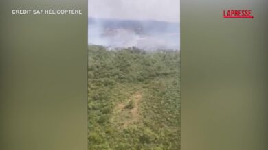 Francia, elicottero in azione per spegnere l'incendio in una foresta: le immagini