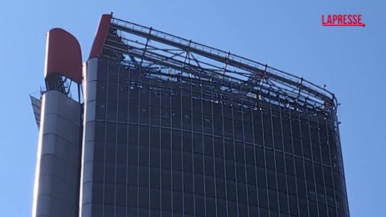 Torre Generali a Milano, la rimozione dell’insegna del grattacielo ceduta